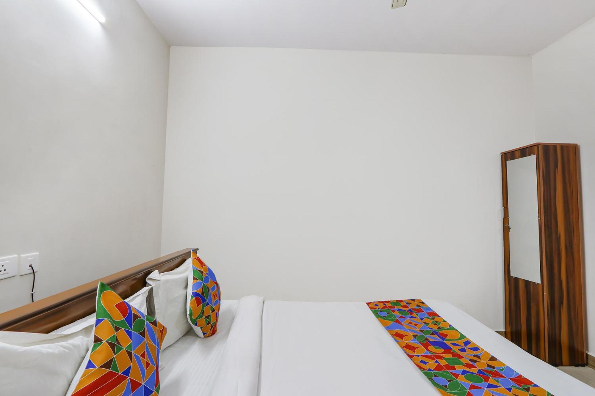 Fabexpress Korner Inn - Sivaji Park Visakhapatnam Buitenkant foto